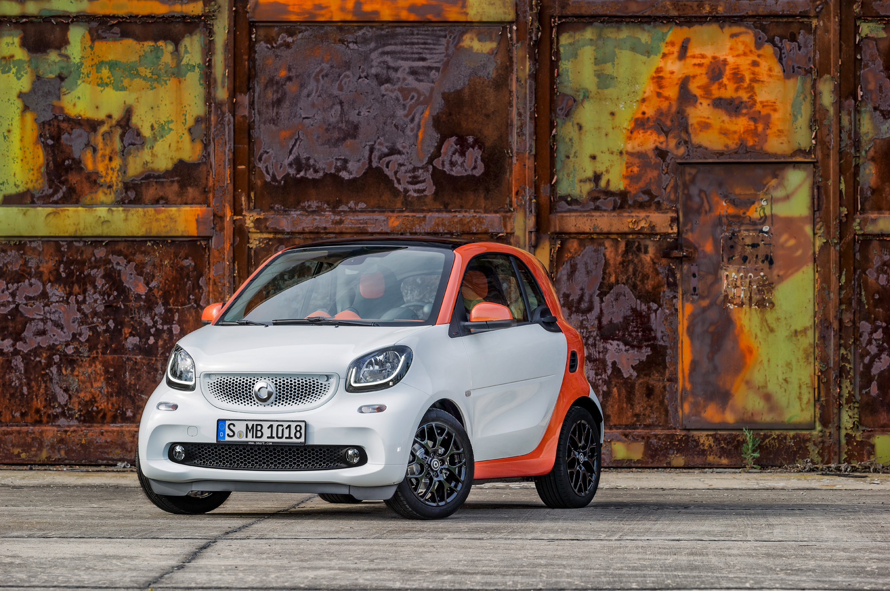 smart fortwo, BR C453, 2014 Bodypanels in white, tridion Sicherheitszelle in lava orange (metallic) Body panels in white, tridion safety cell in lava orange (metallic)