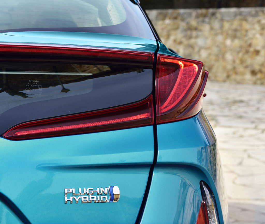 2017-prius-phv-aqua-detail-03