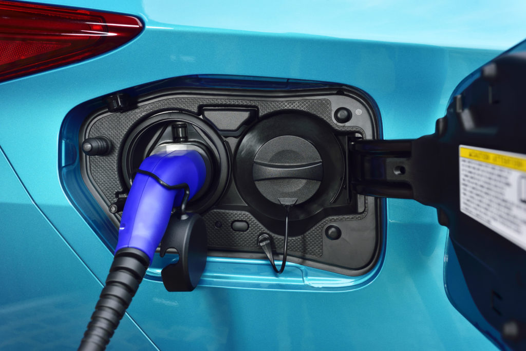 2017-prius-phv-aqua-detail-07