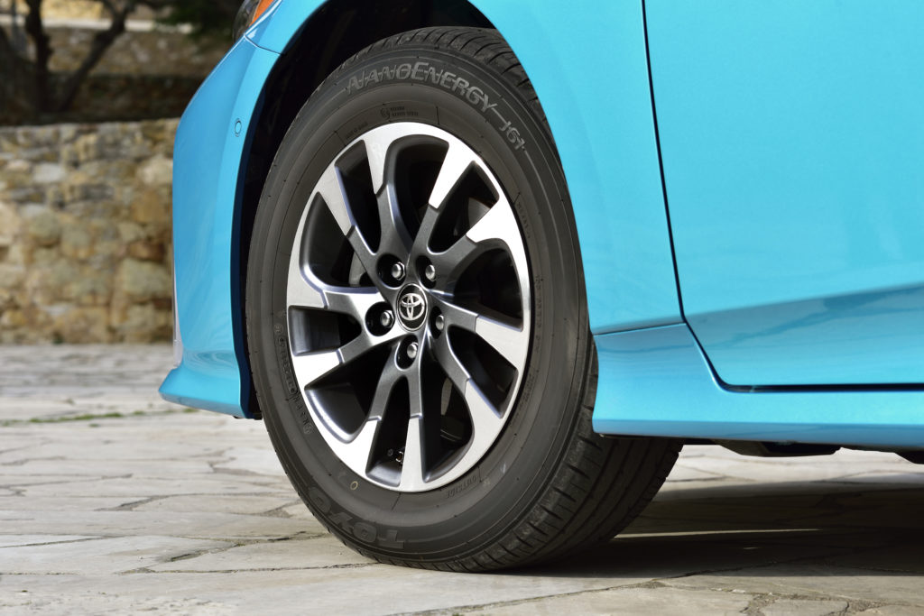 2017-prius-phv-aqua-detail-08