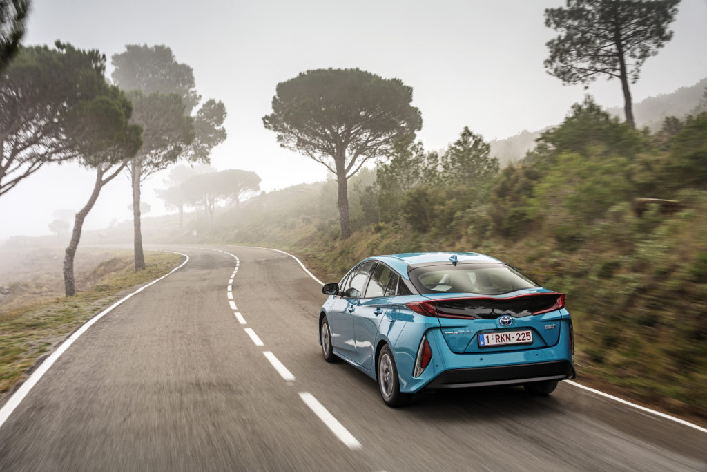 2017-prius-phv-aqua-dynamic-05
