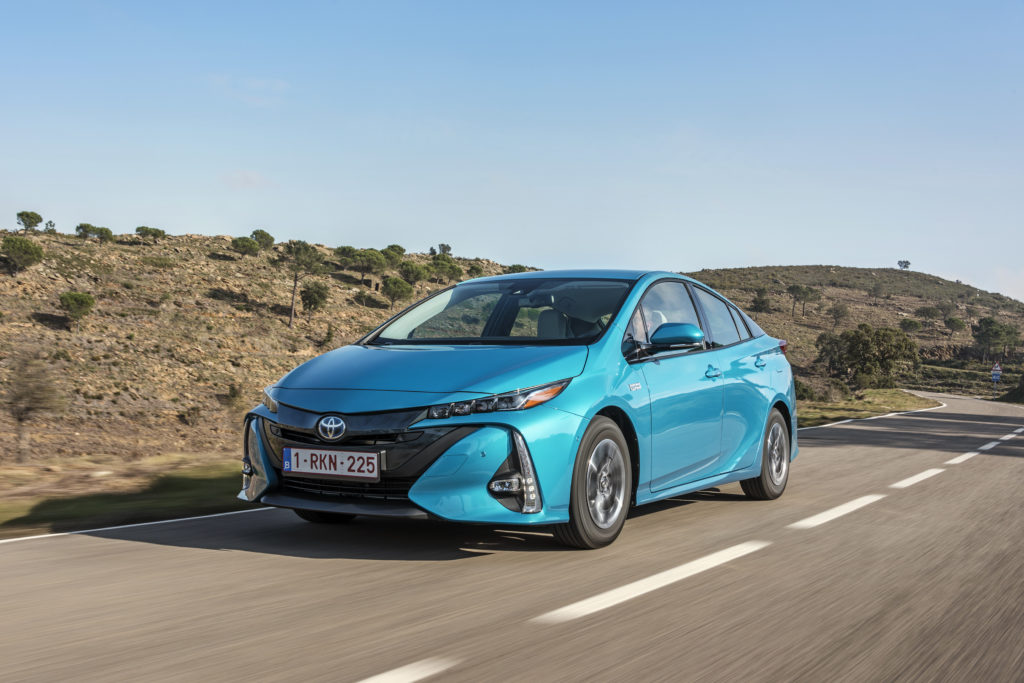 2017-prius-phv-aqua-dynamic-10