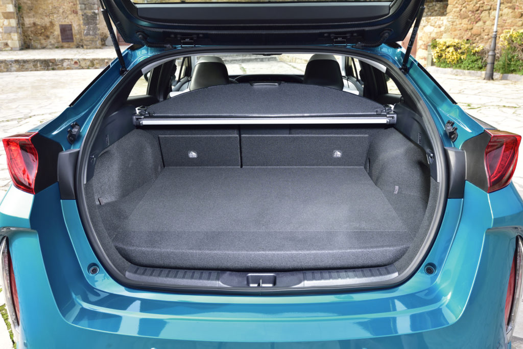 2017-prius-phv-aqua-interior-09