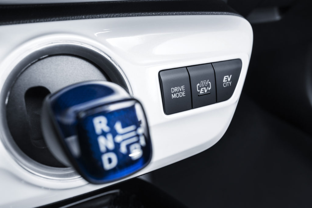2017-prius-plug-in-hybrid-det-24