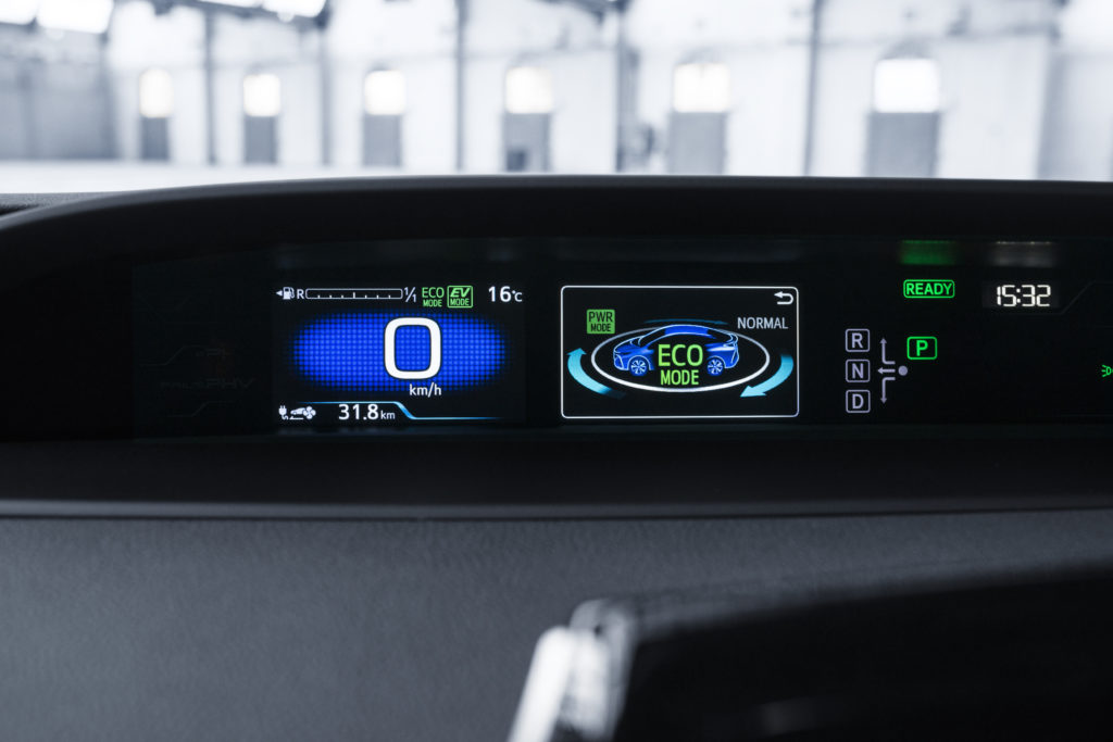 2017-prius-plug-in-hybrid-det-29