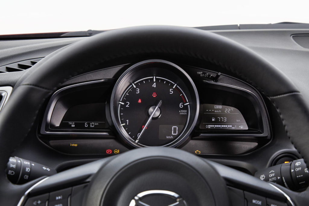 2017Mazda3_Details_Meter_1