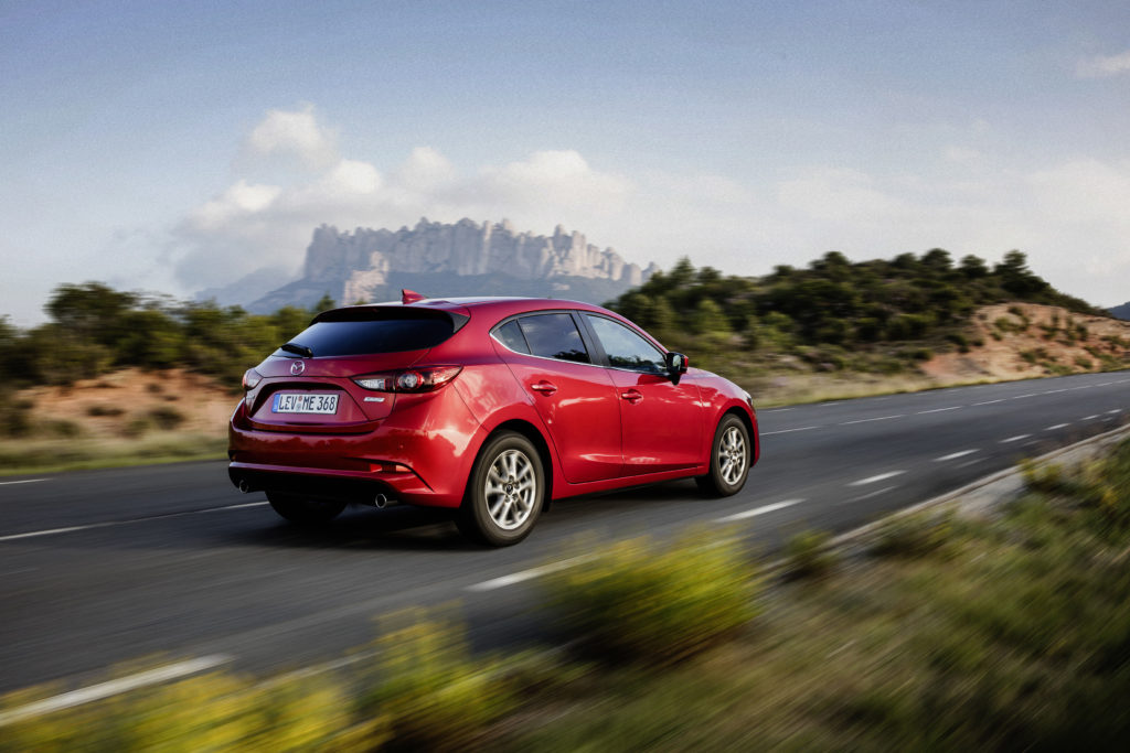 2017Mazda3_HB_Action_10
