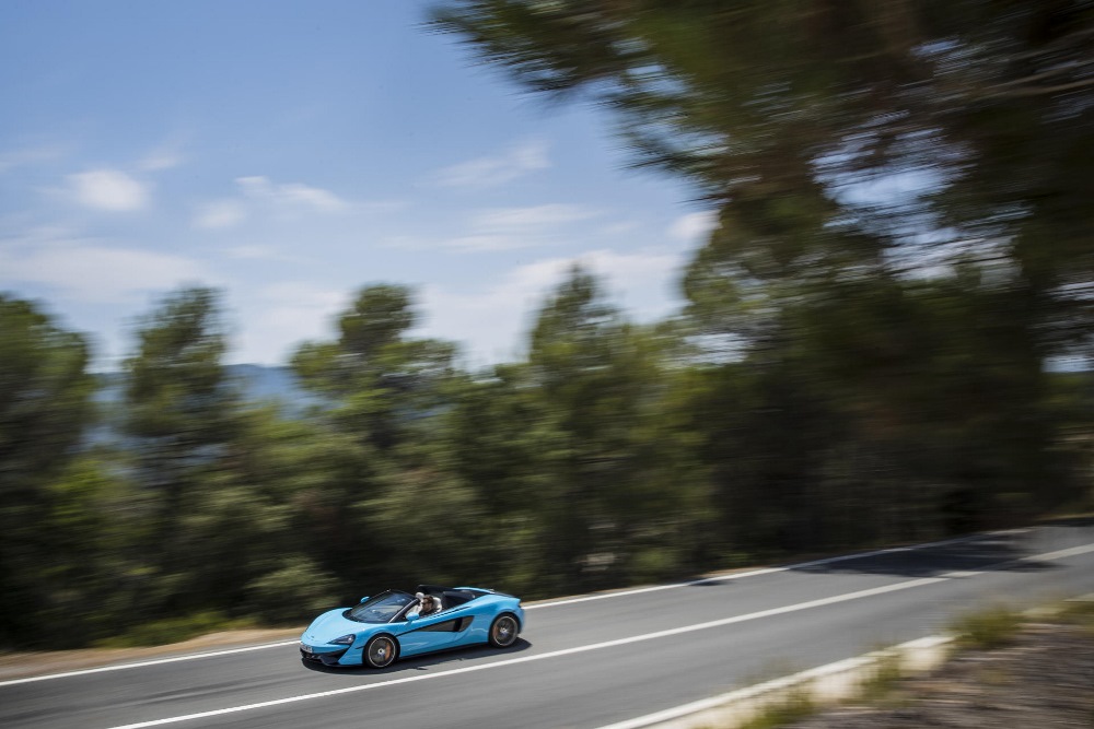 McLaren_570S_Spider_Drive-0025-1000×667