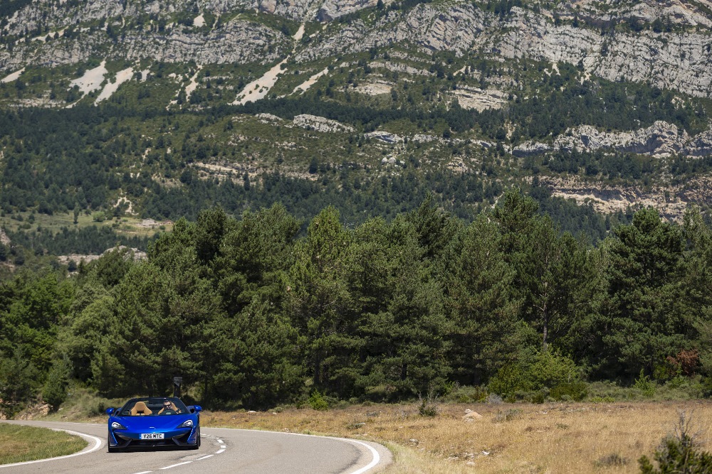McLaren_570S_Spider_Drive-0110-1000×667