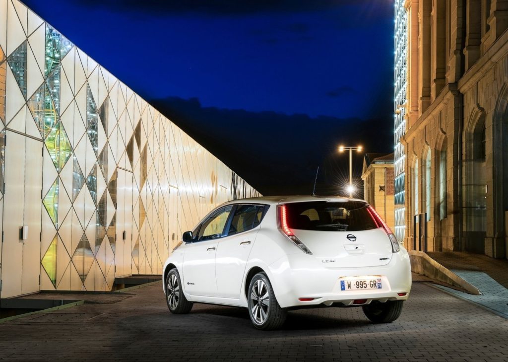 Nissan-Leaf_30_kWh-2016-1280-14