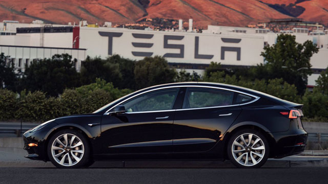 O primeiro Tesla Model 3 já saiu da linha de montagem thumbnail