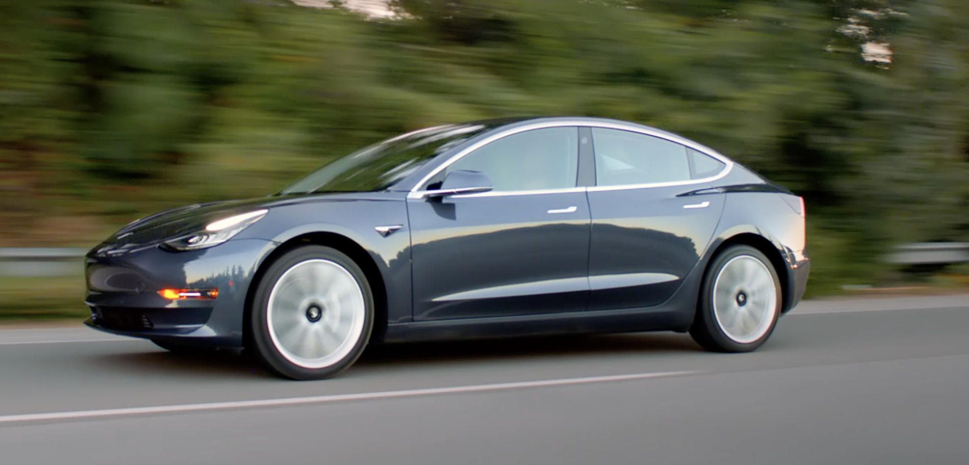 Fique a par do essencial sobre o novo Tesla Model 3 thumbnail