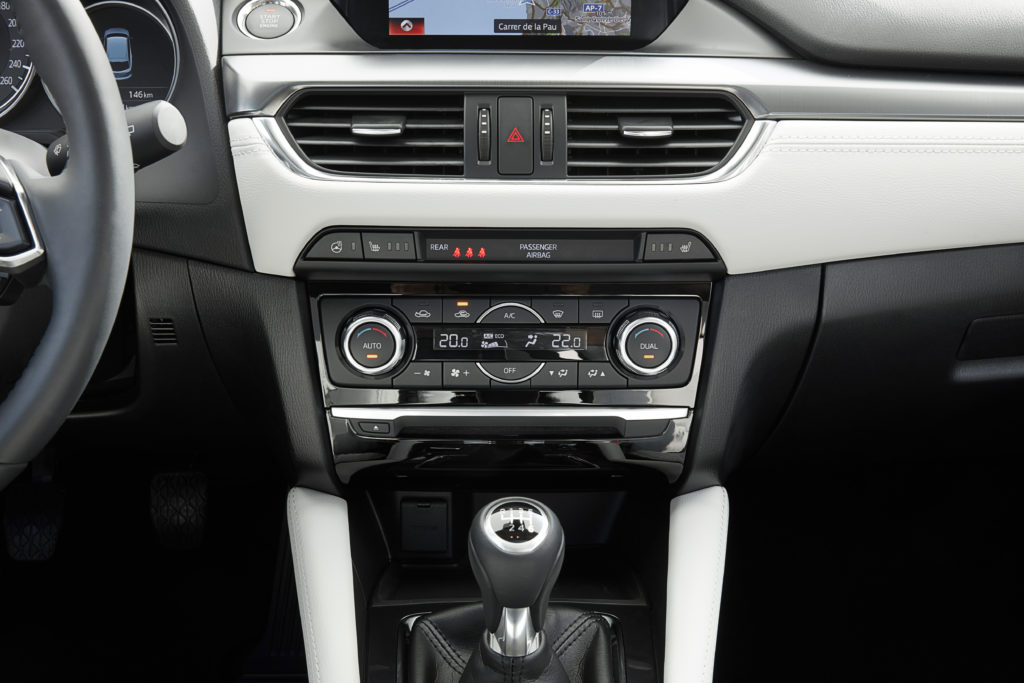 2017-Mazda6_Detail_CenterConsole_01_hires