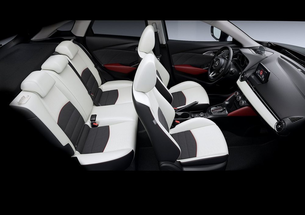 2017CX3_Geneva_Interior_white2