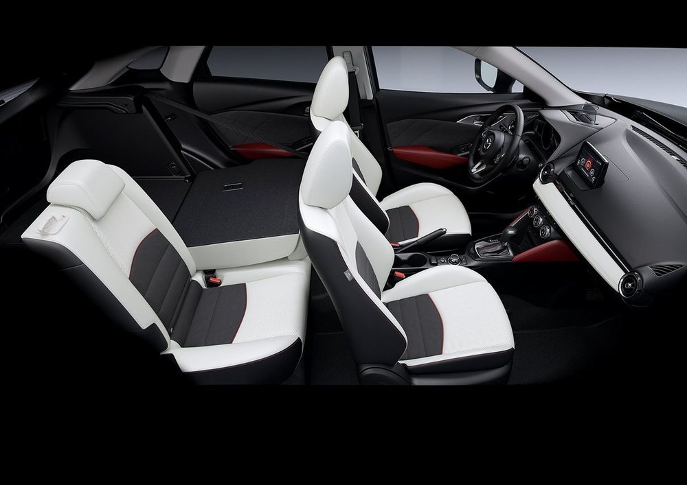 2017CX3_Geneva_Interior_white3