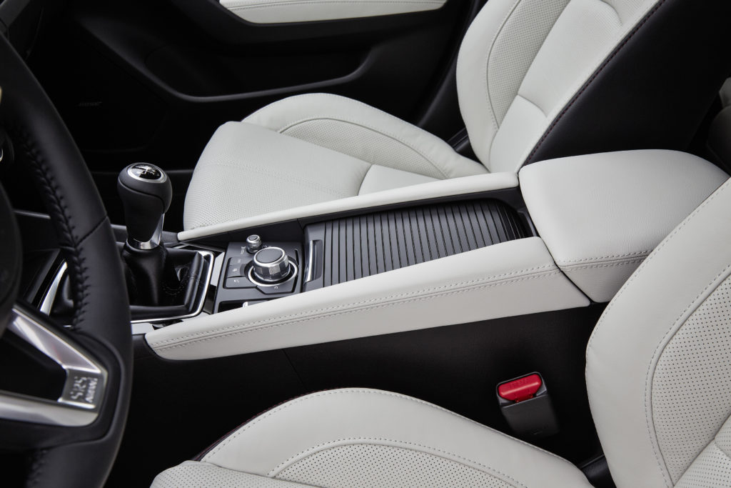 2017Mazda3_Details_CenterConsole_4_hires