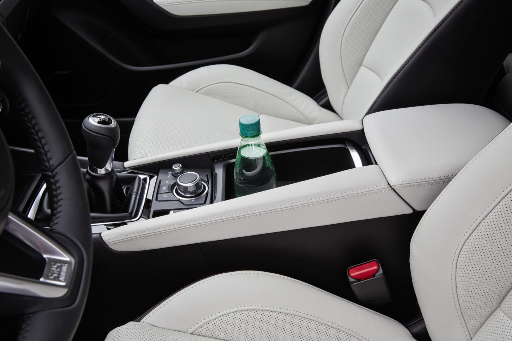 2017Mazda3_Details_CenterConsole_5_hires