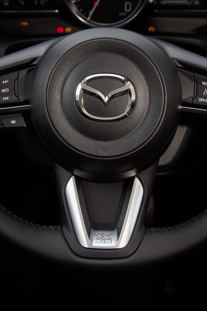 2017Mazda3_Details_SteeringWheel_3_hires