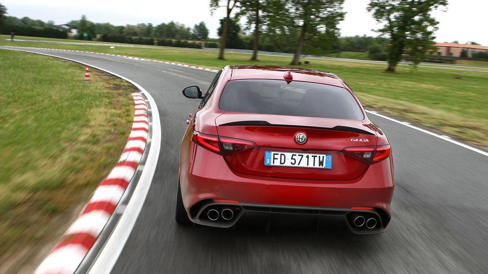 2017-alfa-romeo-giulia-quadrifoglio-verde