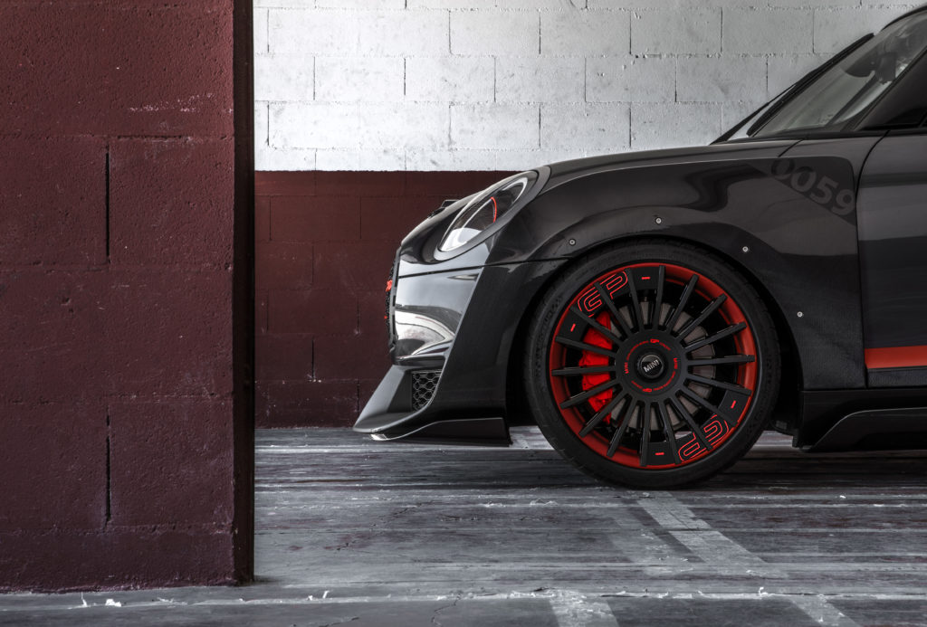 P90275450_highRes_mini-john-cooper-wor
