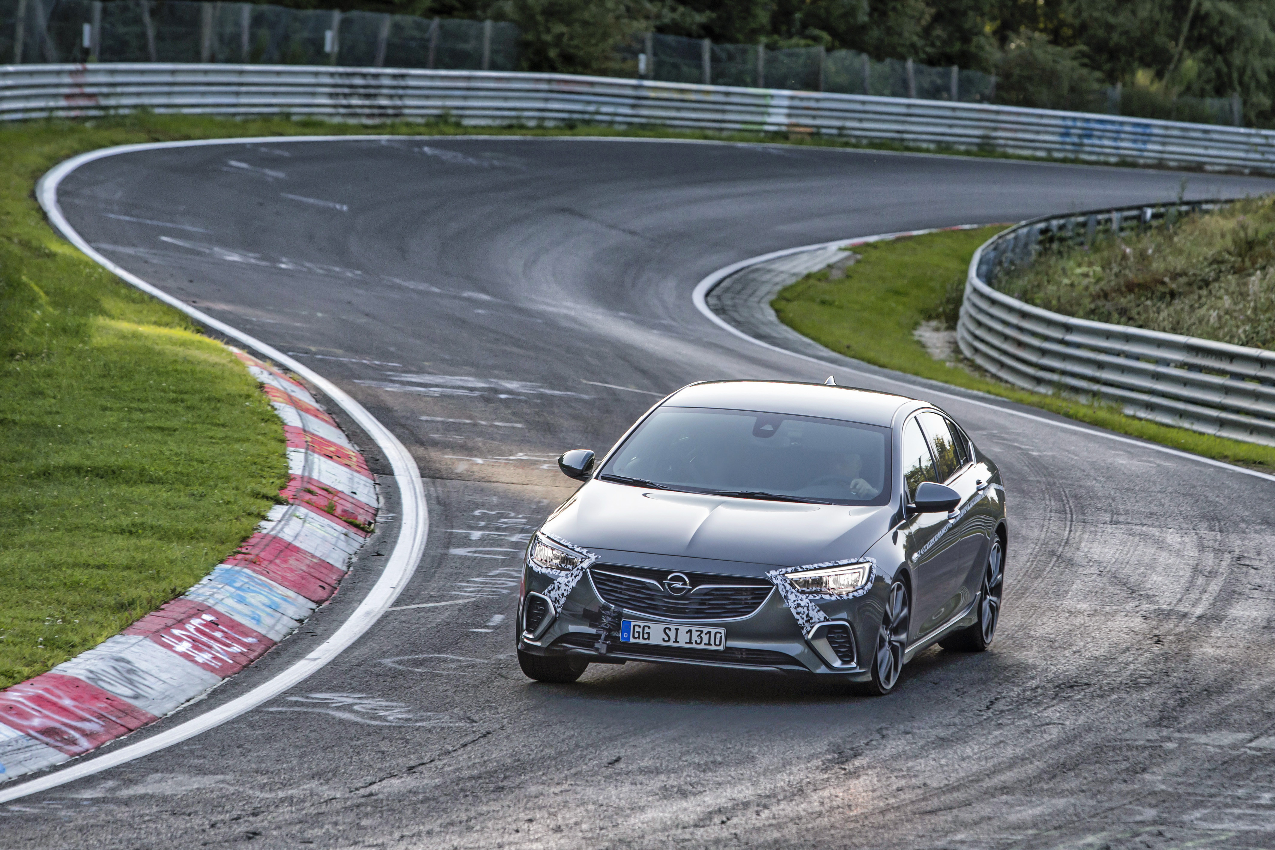 Novo Opel Insignia GSi conquista o circuito grande de Nürburgring thumbnail