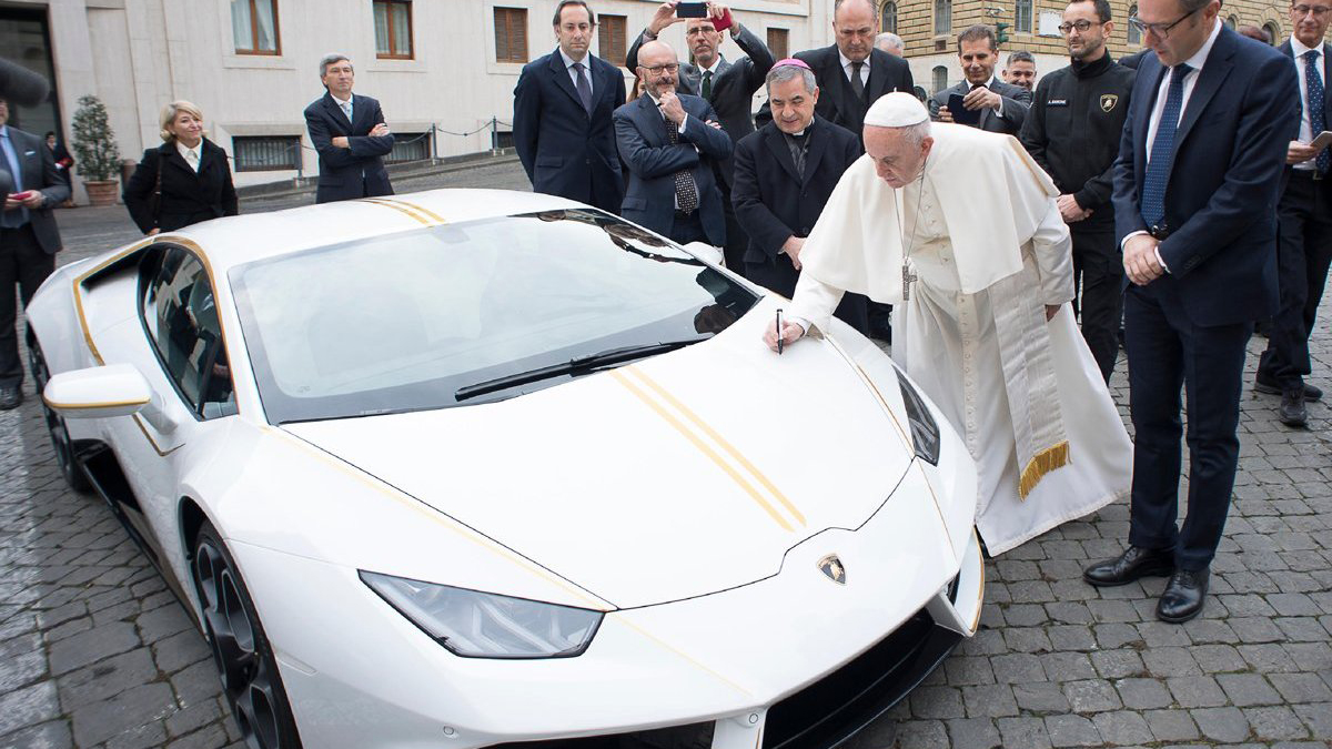 Papa Francisco recebe Lamborghini Huracán exclusivo thumbnail