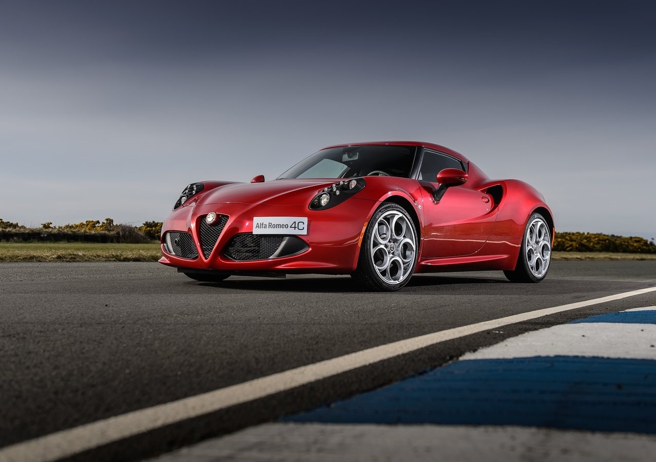 Alfa Romeo 4C renovado previsto para o início de 2019 thumbnail