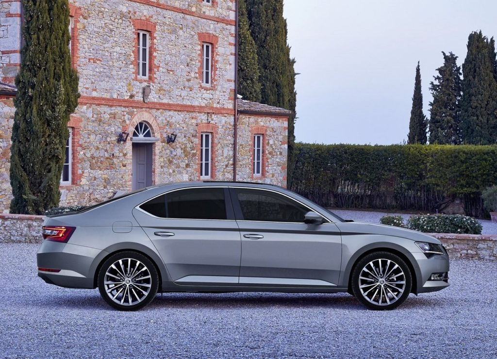 Skoda Superb (2016) Lado