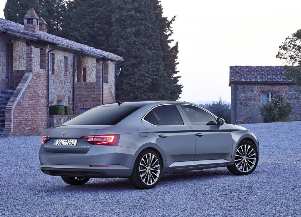 Skoda Superb (2016) Trás