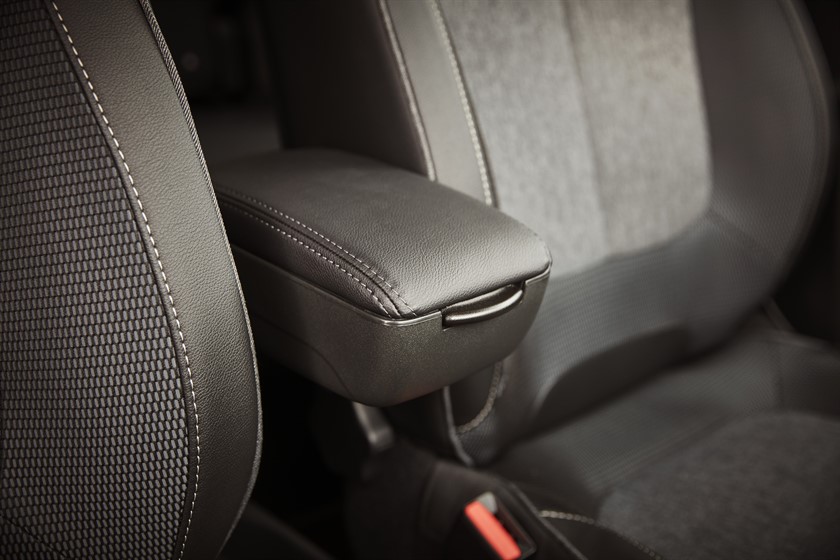 90803_2017_New_Renault_CAPTUR_tests_drive_in_Denmark