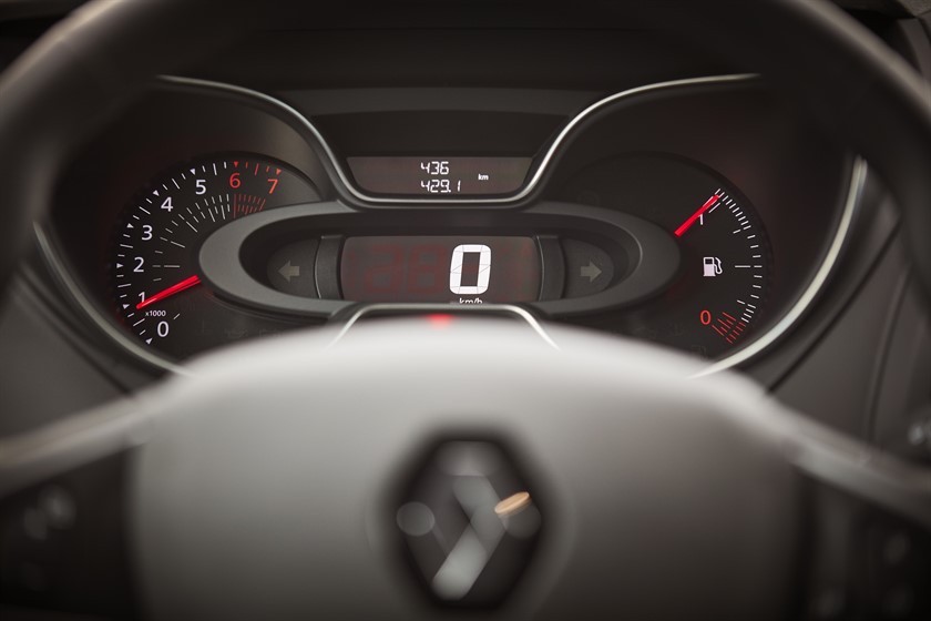 90806_2017_New_Renault_CAPTUR_tests_drive_in_Denmark