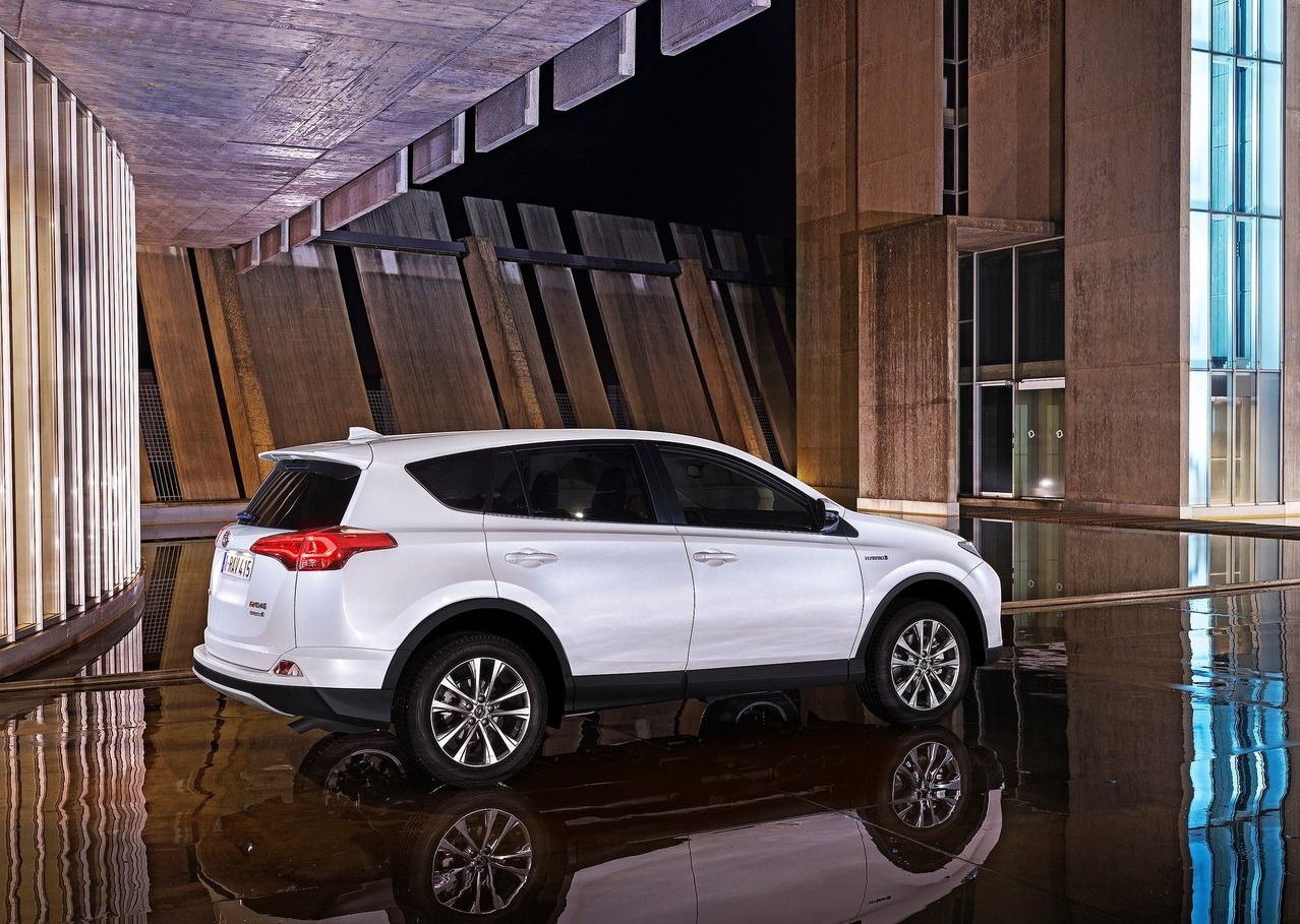 Toyota-RAV4_Hybrid_EU-Version-2016-1280-1b