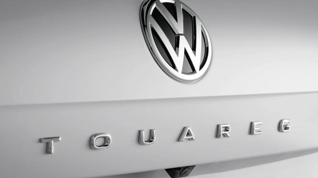 VOLKSWAGEN TOUAREG
White R-Line
