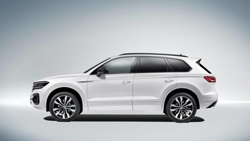 VOLKSWAGEN TOUAREG
White R-Line