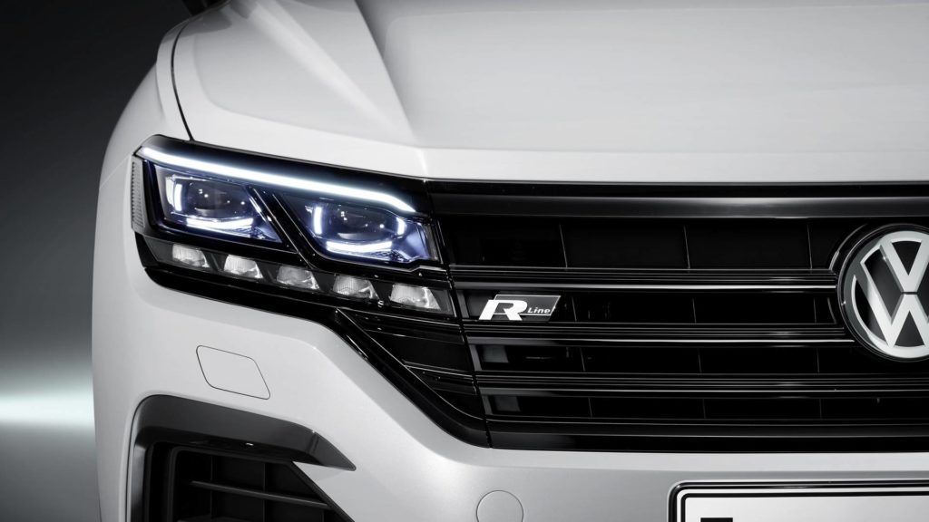 VOLKSWAGEN TOUAREG
White R-Line