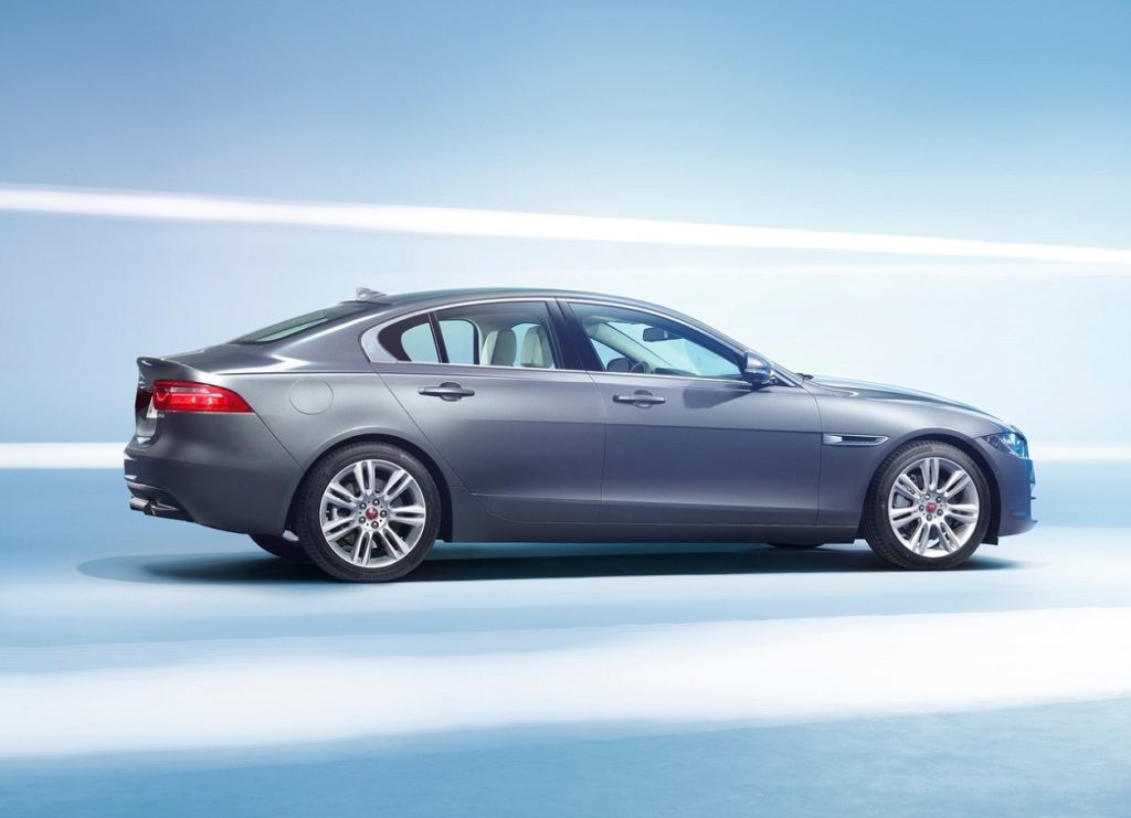 Jaguar XE 2016 (2)