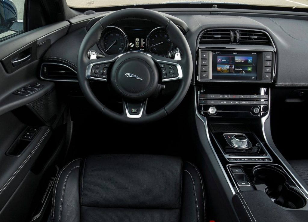 Jaguar XE 2016 (4)