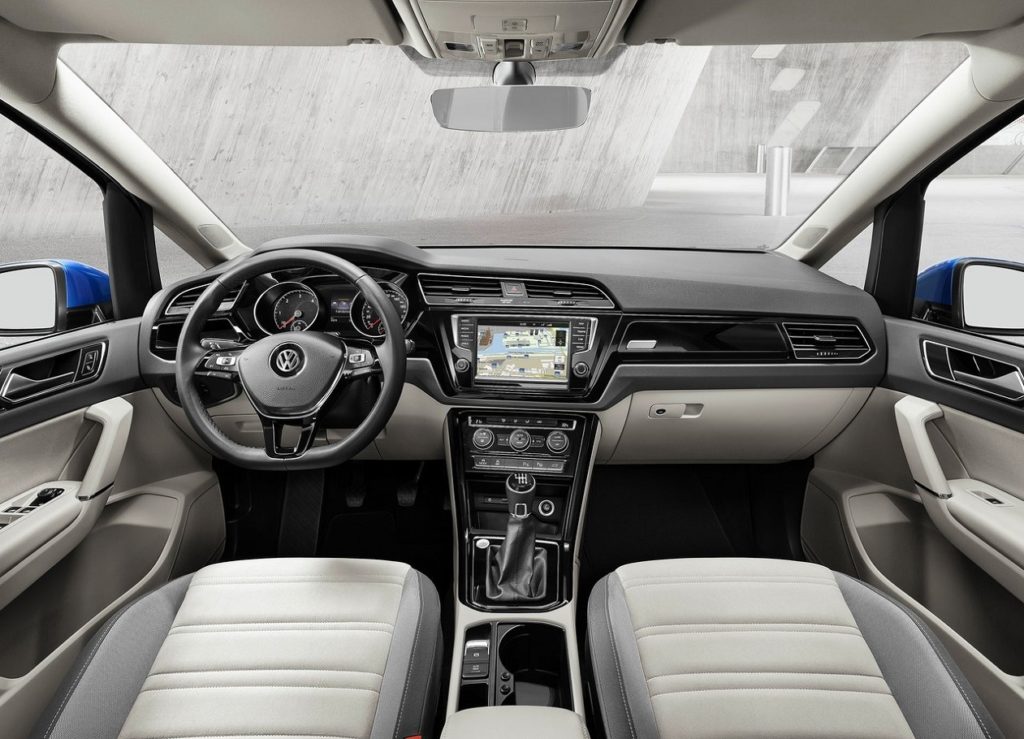 VW Touran 2016 (1)